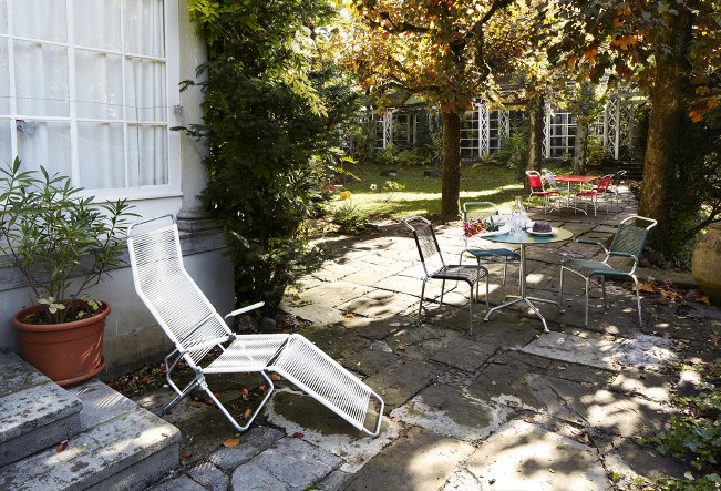 Altorfer Liegestuhl im Garten: Bequemer Outdoor-Liegestuhl von Embru in Weiß für entspannte Stunden.