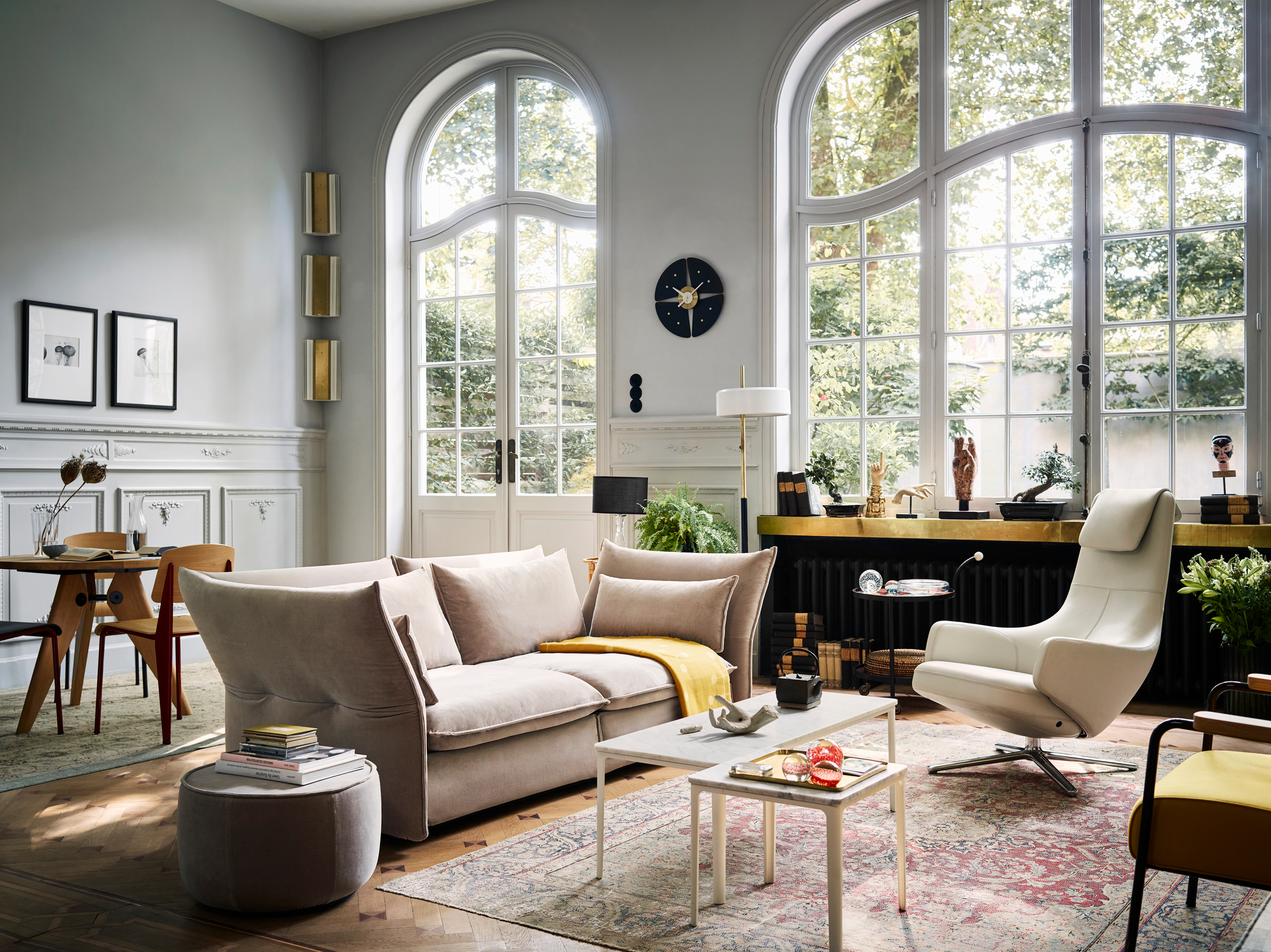 Helles Wohnzimmer mit beigem Repos Sessel und Ottoman von Vitra, Designermöbel für stilvolles Wohnen.