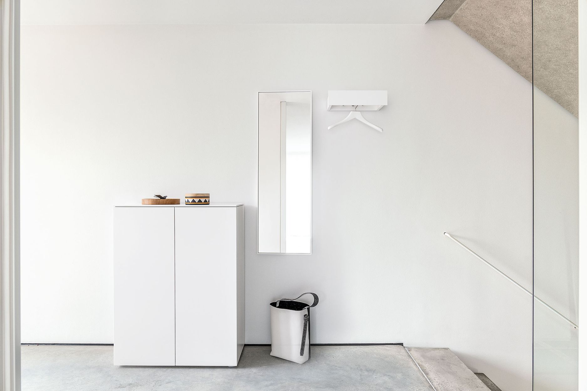 Modernes, weißes Urban Sideboard von Schönbuch mit zwei Türen und Schublade im minimalistischen Flur.