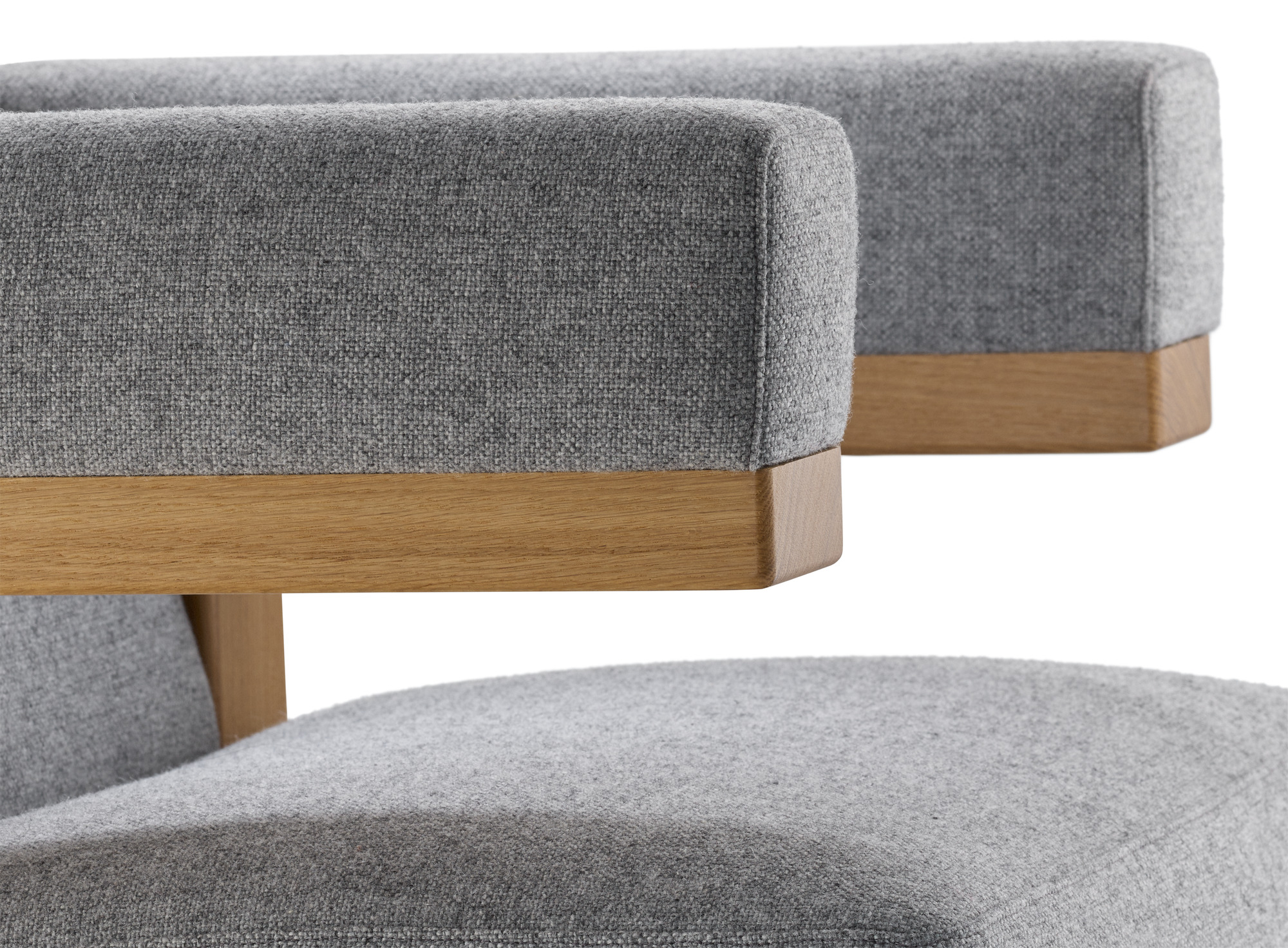 Detailaufnahme: Gropius F51 Sessel im Bauhaus-Stil, grauer Hallingdal-Bezug und Gestell aus massivem Eichenholz.