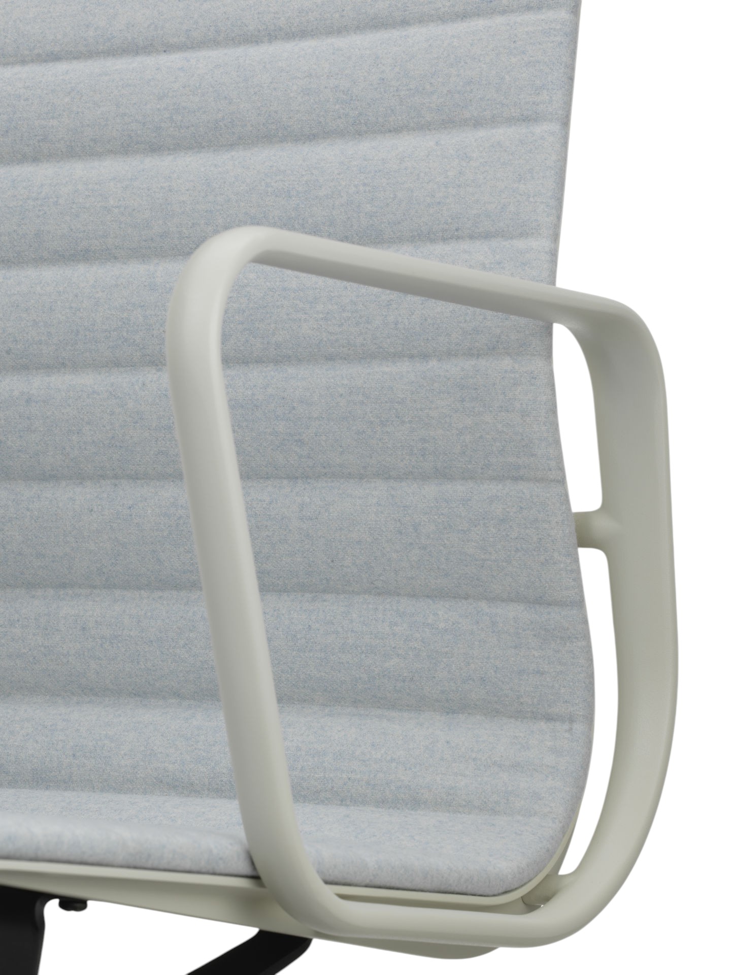 Detailaufnahme Aluminium Chair EA 117 von Vitra: Armlehne und hellblau gepolsterte Sitzfläche des Bürostuhls.