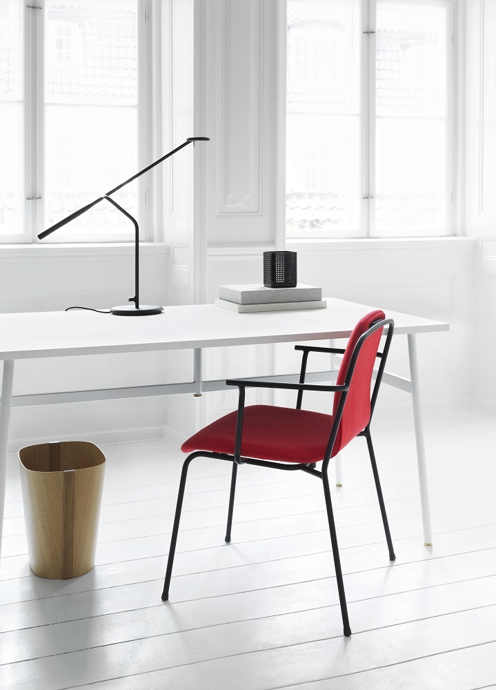 Tales of Wood Papierkorb von Normann Copenhagen aus hellem Holz im minimalistischen Büro.