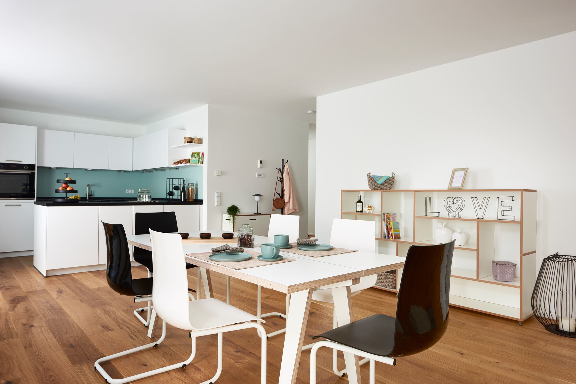 Esszimmer mit Tojo Sideboard, Esstisch und Stühlen in modernem, hellem Ambiente. Möbel für Wohnraumgestaltung.
