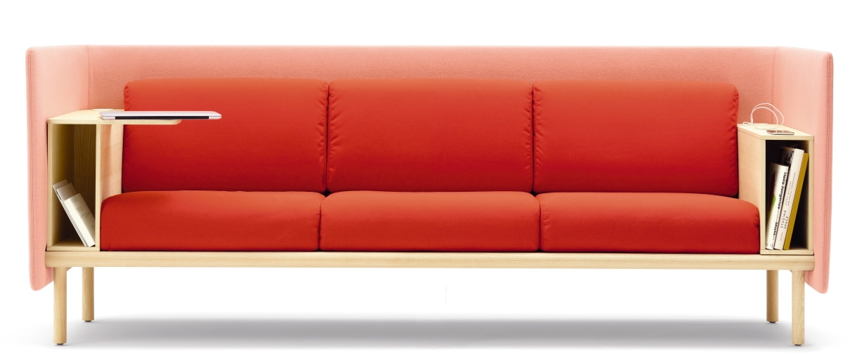 Cor Floater Sofa 3-Sitzer, modernes Design mit roten Polstern und integrierten Ablageflächen aus hellem Holz.