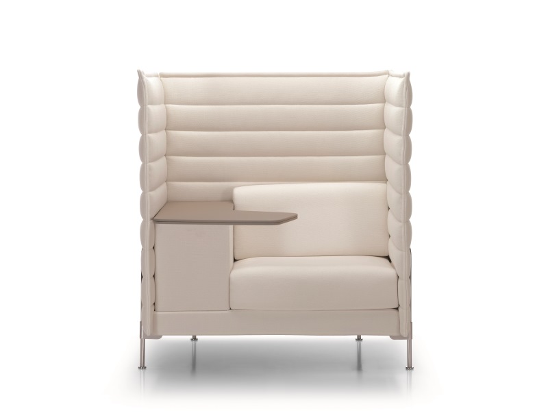 Beiger Alcove Highback Sessel von Vitra mit integriertem Tisch für Büro und Homeoffice.