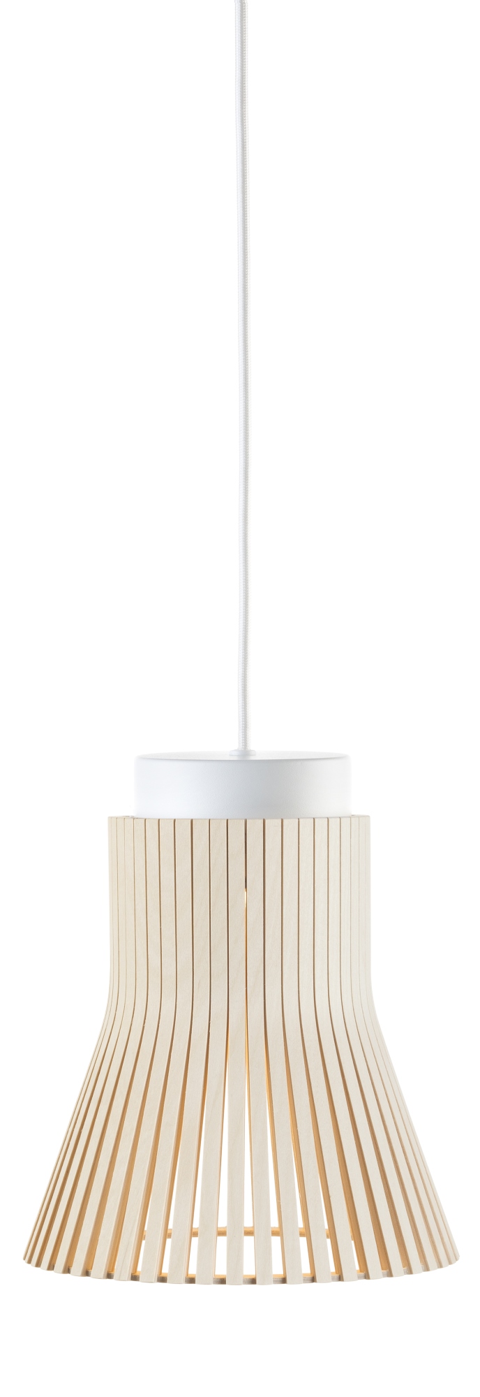 Weiße Secto Design Petite Pendelleuchte 4600 aus Birkenholz, moderne Hängelampe für Wohnzimmer und Essbereich.