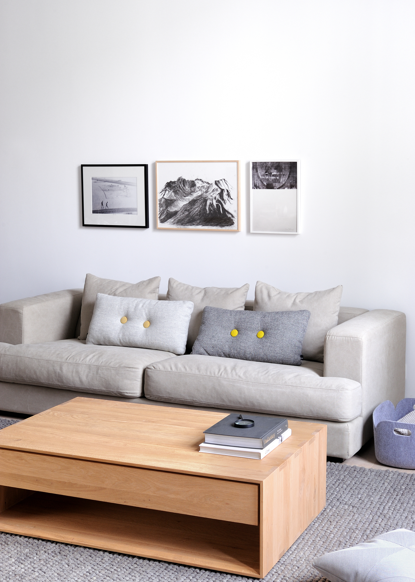 Nordic Couchtisch aus Eiche von Ethnicraft mit Schublade im Wohnzimmer, Bücher auf dem Tisch.