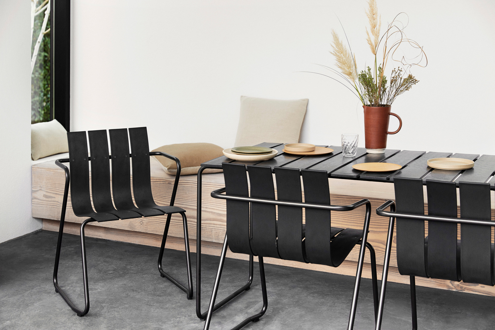 Ocean Chair von Mater: Schwarzer Outdoor Stuhl aus recyceltem Kunststoff mit minimalistischem Design.
