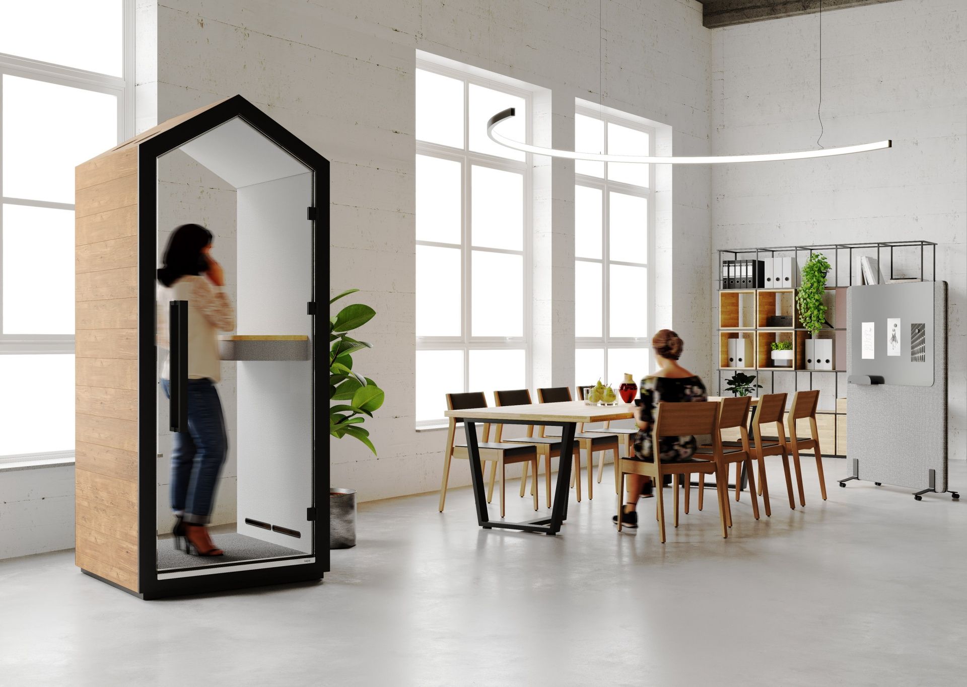 Bejot treehouse THS 1T Akustikkabine im modernen Büro, Frau telefoniert in der Telefonzelle für ungestörte Gespräche.