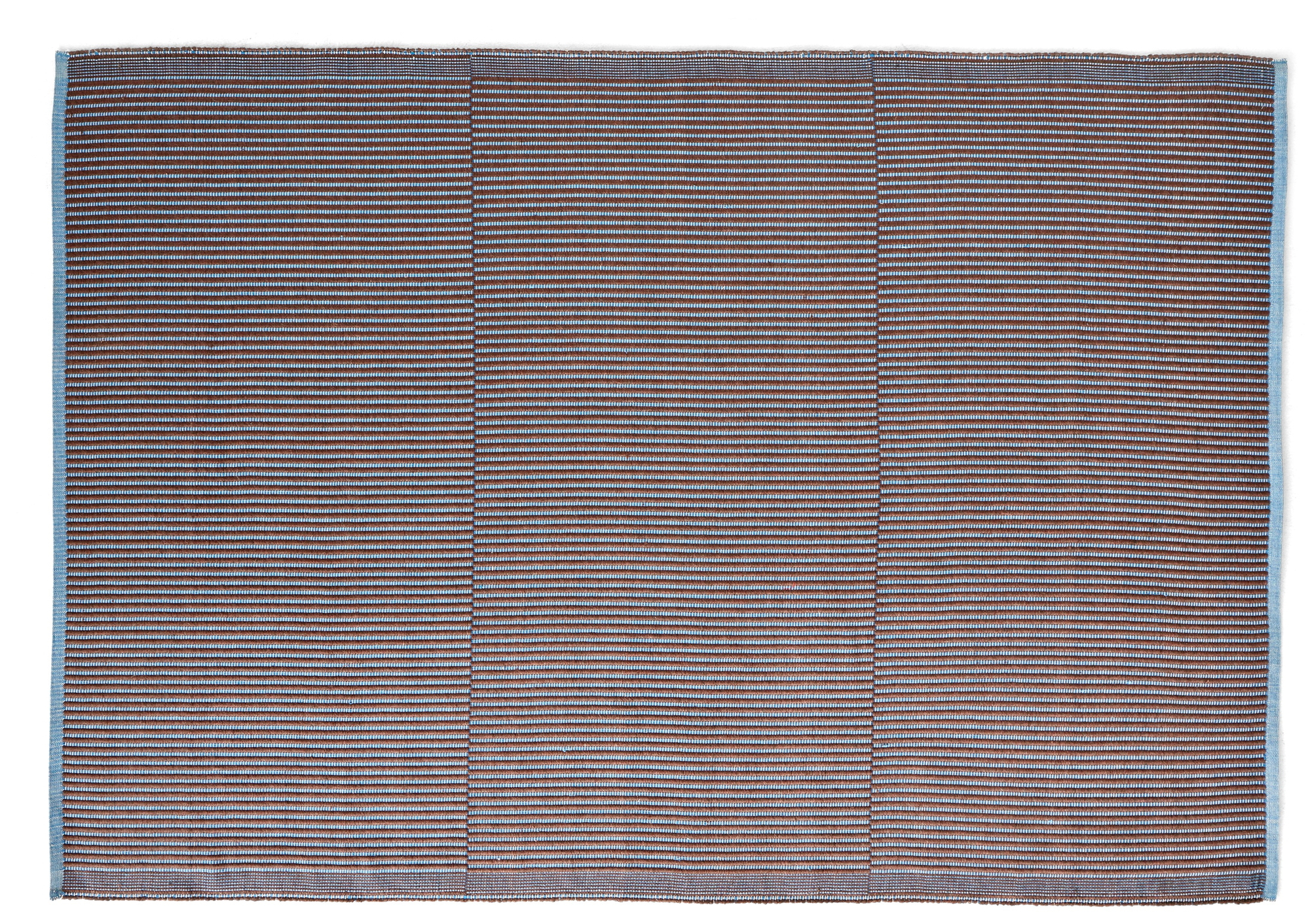 Tapis Teppich von Hay mit feinen, horizontalen Streifen in Braun und Hellblau, rechteckig.