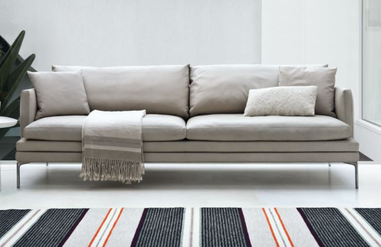 Beige 1330 William 2-Sitzer Sofa von Zanotta mit Kissen und Decke, modernes Design für Wohnzimmer.