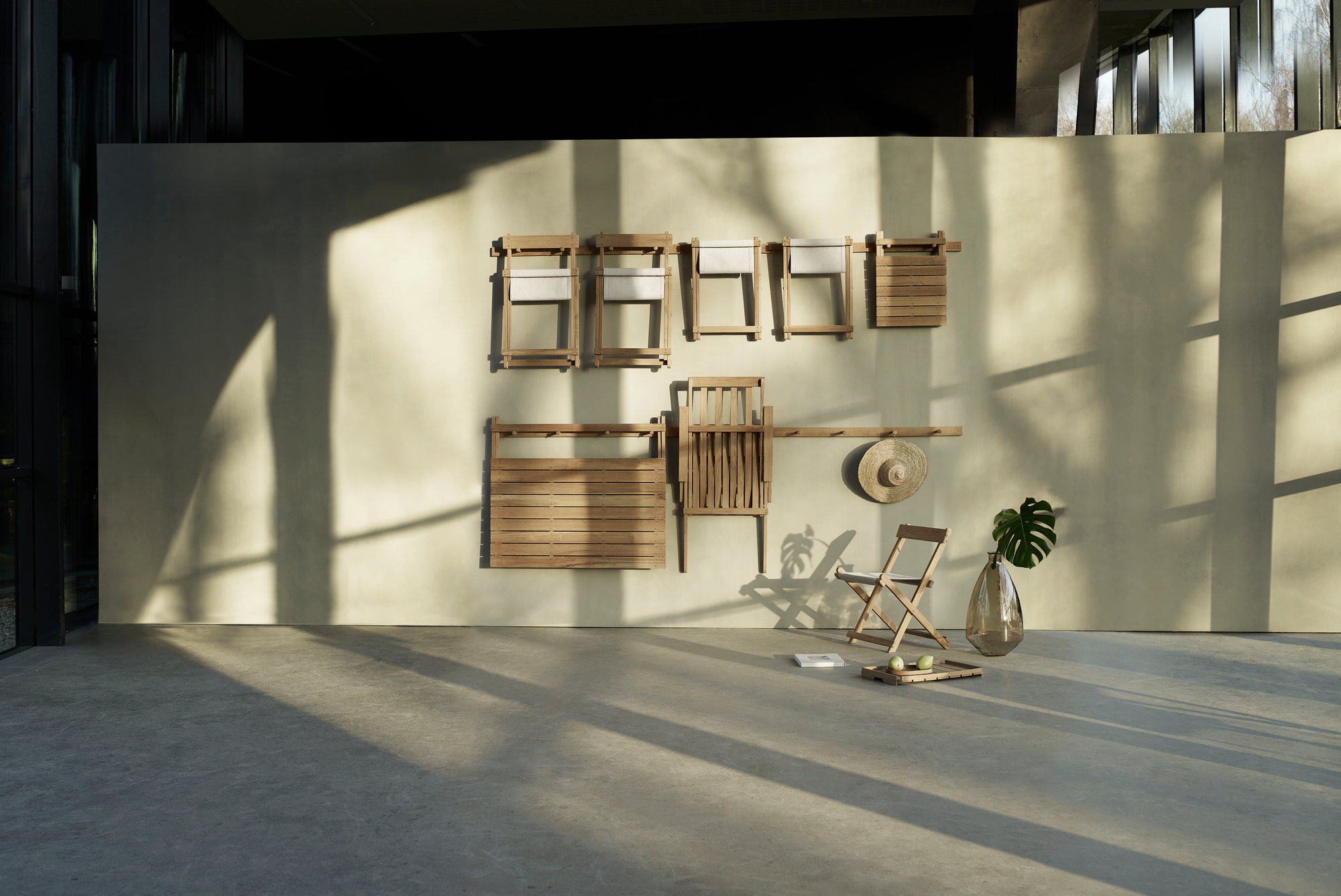 BM5768 Borge Mogensen Hocker von Carl Hansen & Søn, Outdoor Möbel an Wand montiert.