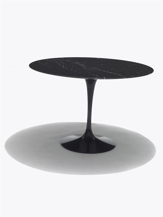 Schwarzer Saarinen Side Table Beistelltisch von Knoll International mit Marmorplatte und Trompetenfuß.