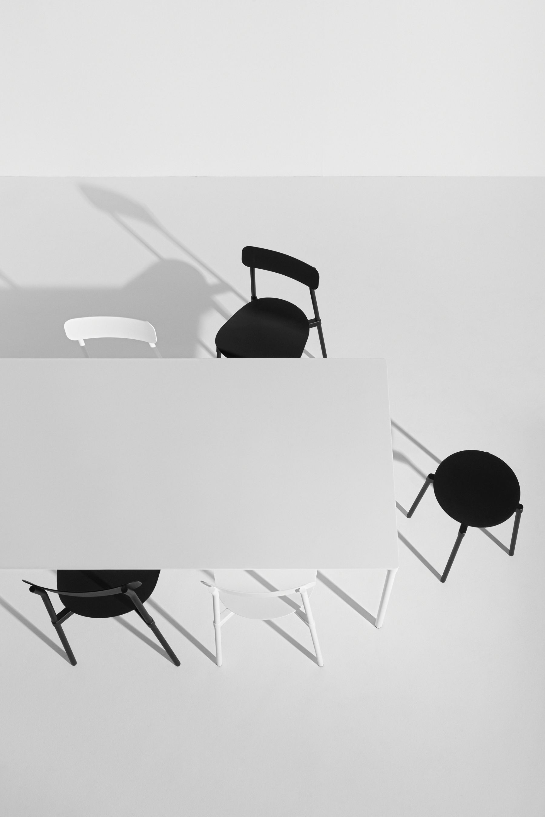 Draufsicht: Weißer Fromme Dining Table Esstisch rechteckig von Petite Friture mit Stühlen.