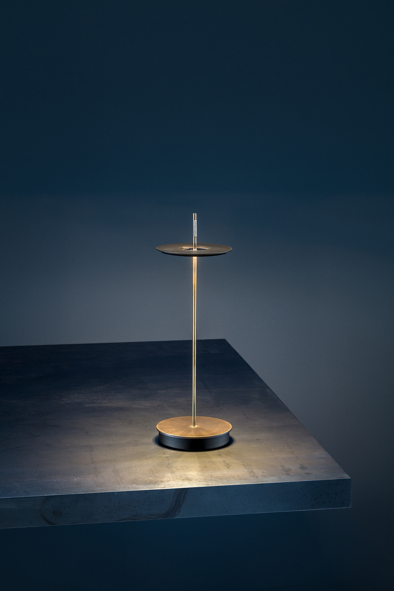 Giulietta BE T Tischlampe von Catellani & Smith in Messing, minimalistisches Design, warmes Licht.