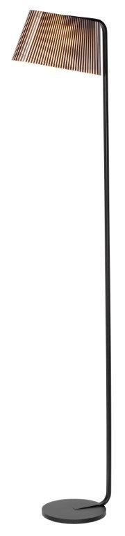 Schwarze Owalo Stehleuchte von Secto Design mit Lampenschirm aus Holzlamellen und rundem Fuß.