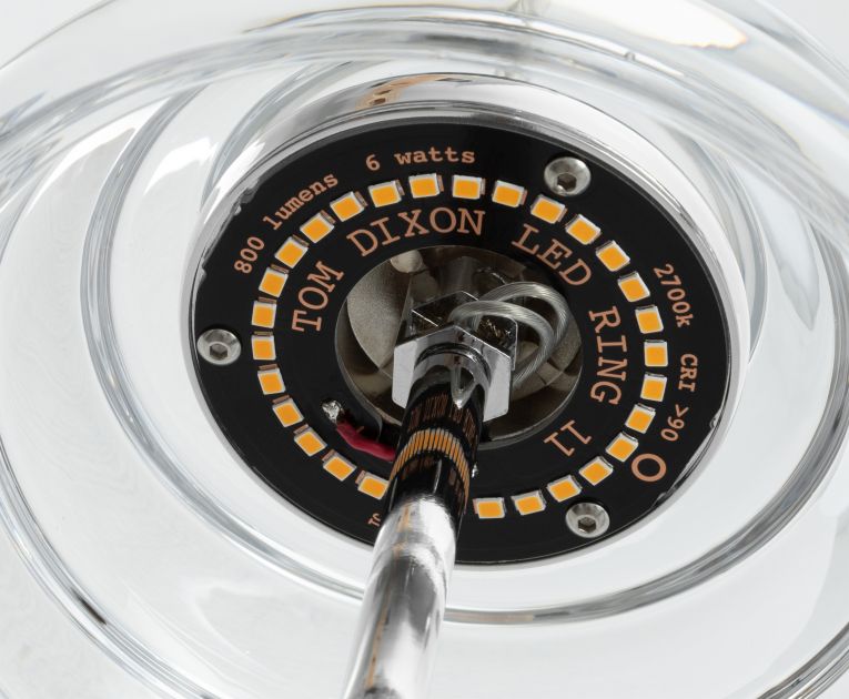 Detailaufnahme der Tom Dixon Press Mini Pendelleuchte Sphere mit LED-Ring und technischen Details.
