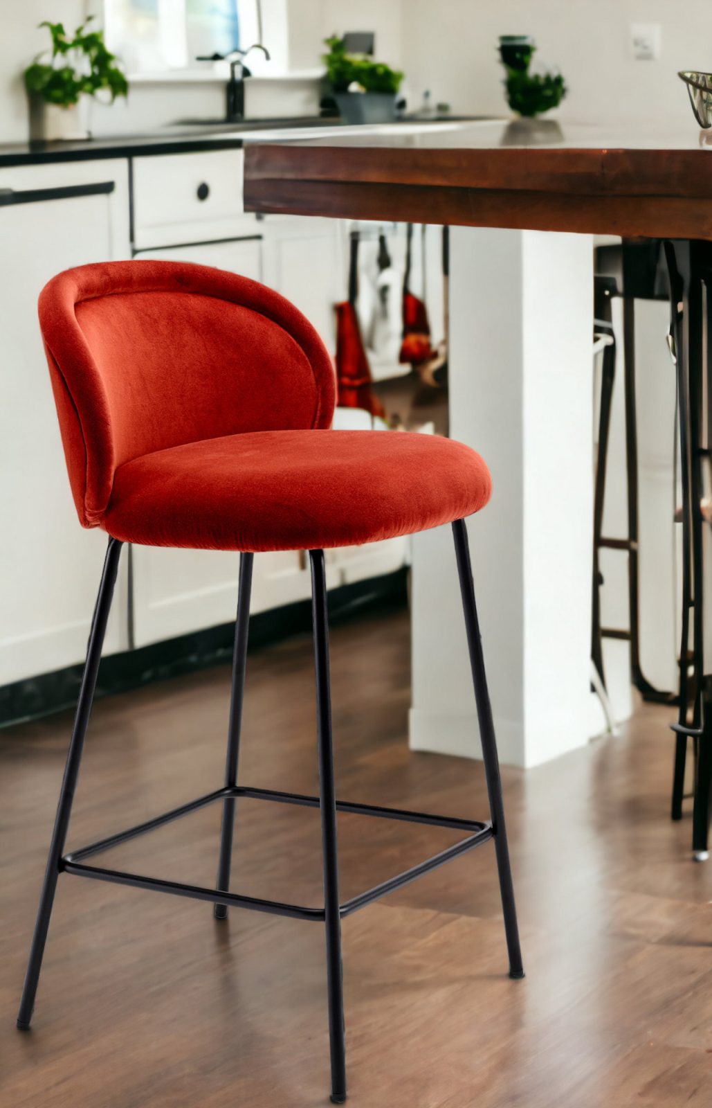 Ona Kitchenstool Barhocker von Freifrau Manufaktur in Rot mit schwarzem Metallgestell vor Küchentheke.