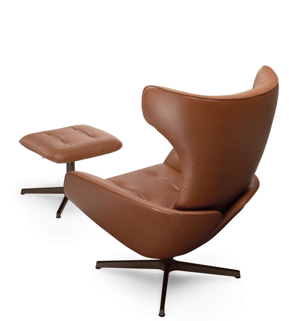 Onsa Hocker von Walter Knoll, brauner Ledersessel mit passendem Fußhocker auf dunklem Metallfuß.