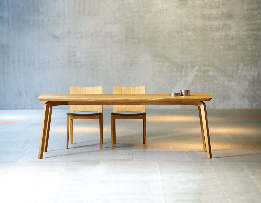 Dweller Tisch von Jan Kurtz, 220 cm, aus hellem Holz mit zwei Stühlen.