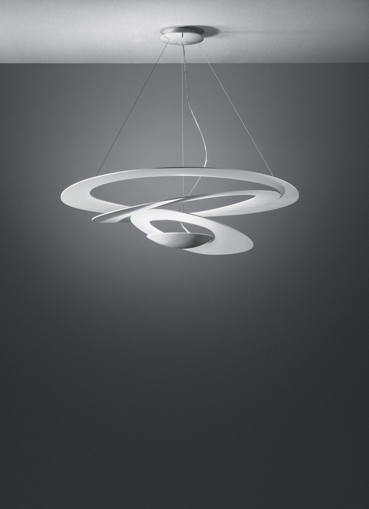 Weiße Pirce Pendelleuchte von Artemide: Moderne Hängelampe mit geschwungenen, spiralförmigen Elementen.