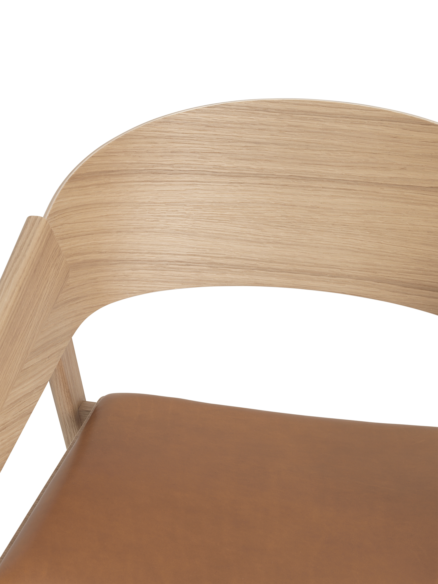 Detailaufnahme des Muuto Cover Lounge Chair Stuhls mit hellem Holzrahmen und braunem Ledersitz.