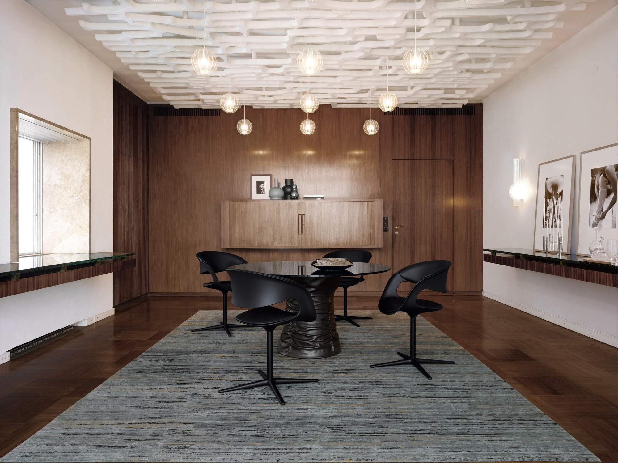 Schwarzer Lox Sessel von Walter Knoll um einen runden Esstisch in einem eleganten Esszimmer.