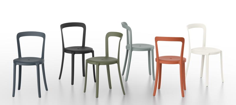 Mehrere Emeco On & On Stühle in verschiedenen Farben, darunter ein weißer Stuhl. Recycelte Design Stühle.