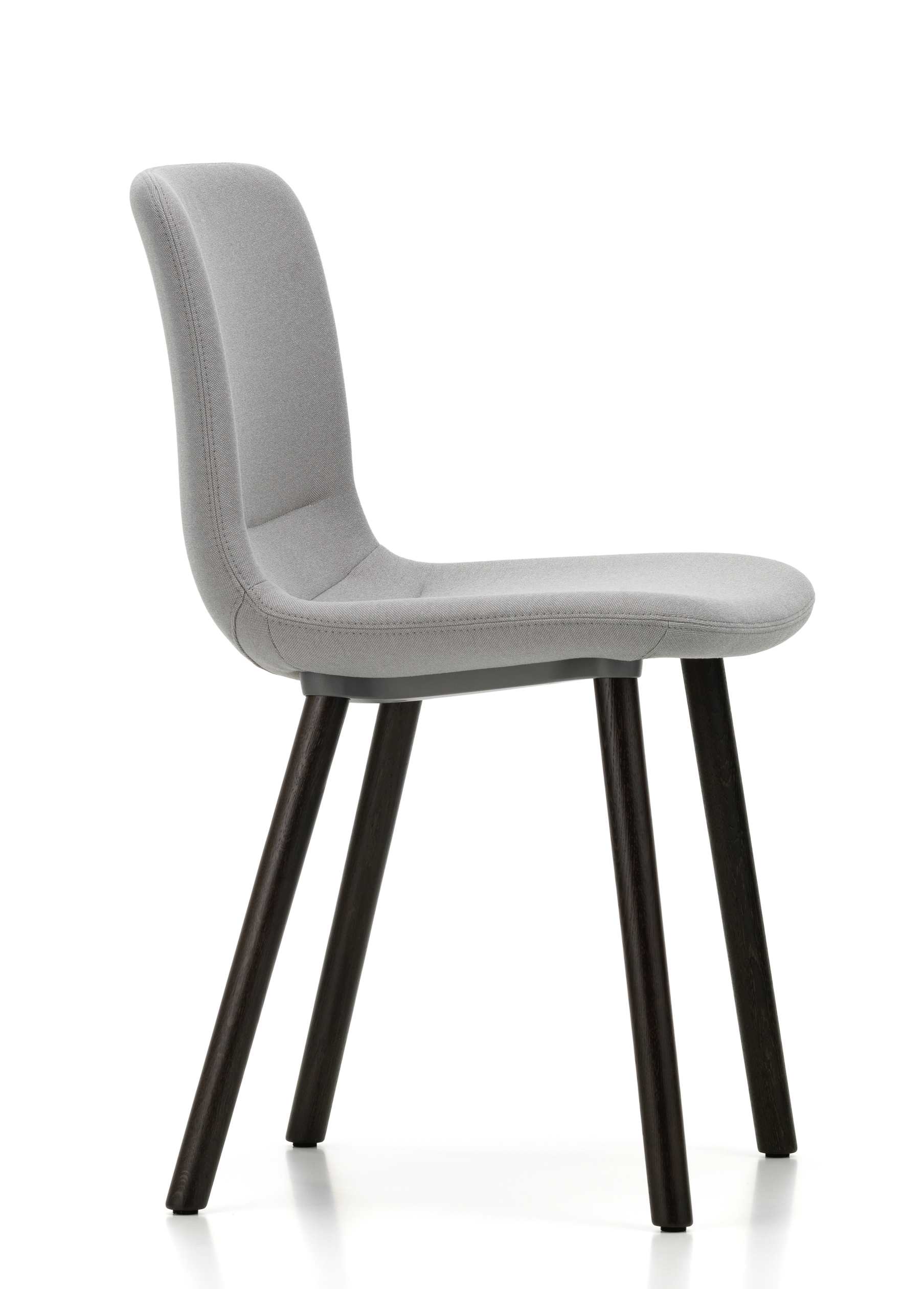 Vitra Hal Soft Wood Stuhl, grauer Stoffbezug und dunkle Holzbeine, Seitenansicht.