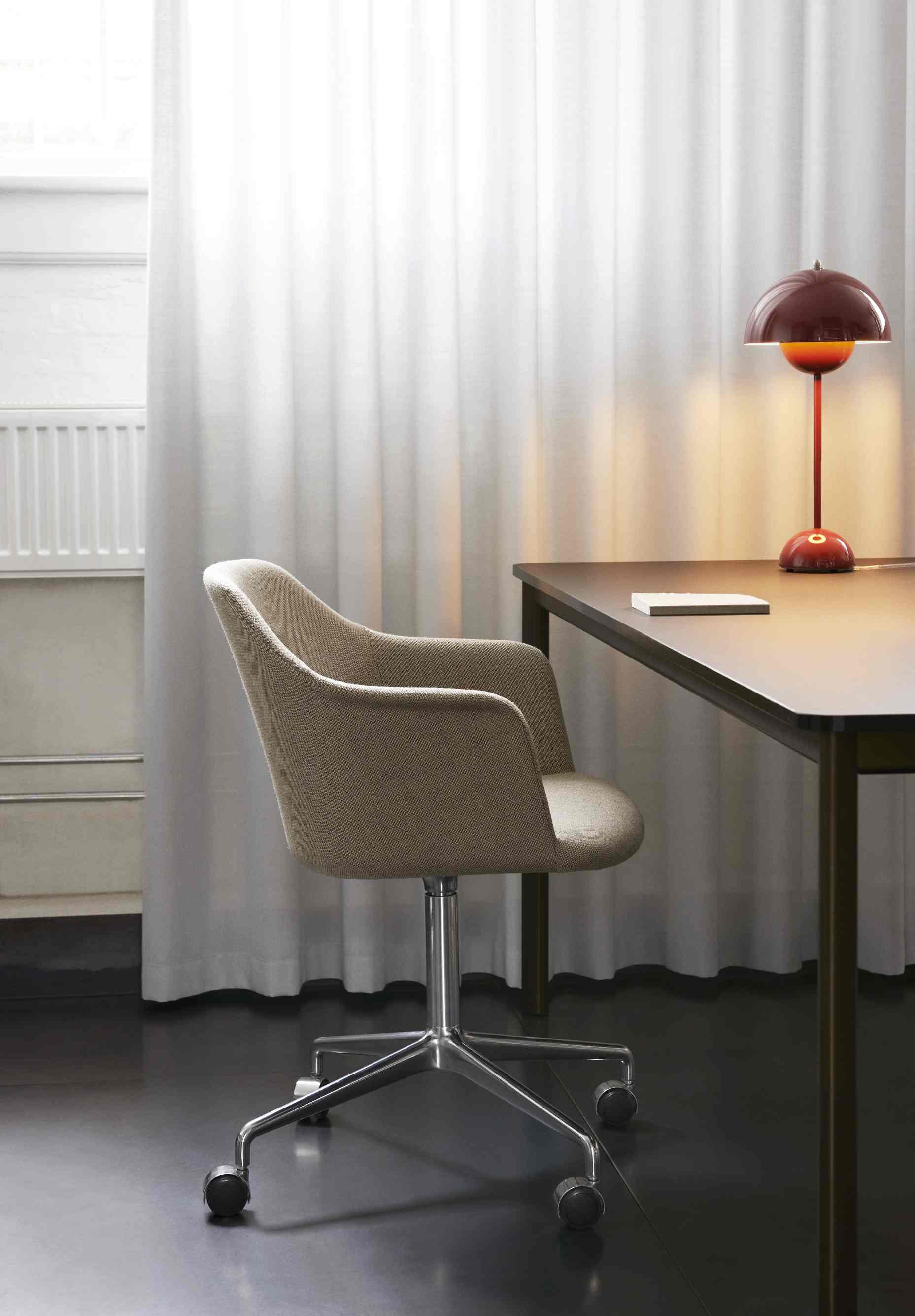 AndTradition Drip Table HW58 mit Bürostuhl und roter Lampe für modernes Arbeitszimmer.