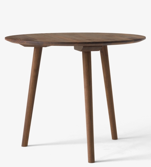 AndTradition In Between Table SK3 aus Nussbaumholz, runder Esstisch mit drei Beinen.