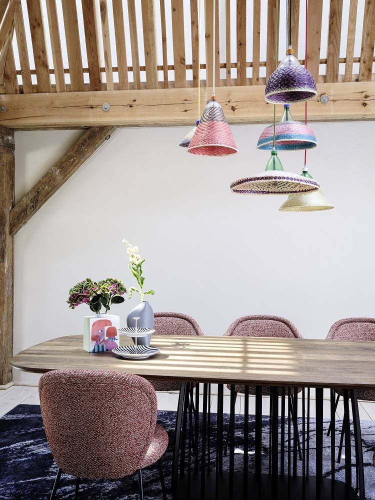Esszimmer mit Holztisch, Ona 2020 Side Chair Stühlen von Freifrau Manufaktur und bunten Lampen.