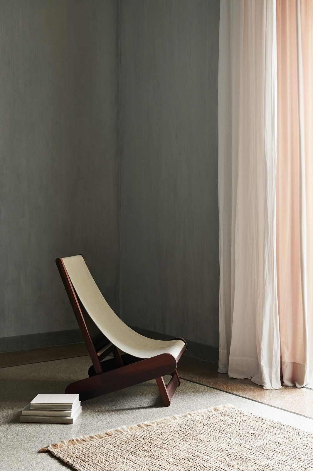 Hemi Lounge Chair Sessel von Ferm Living mit Holzrahmen und beigem Stoffbezug.