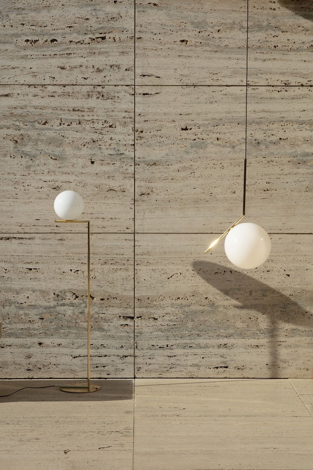 IC S2 Hängeleuchte von Flos in Gold: Elegante Pendelleuchte mit weißem Opalglas-Diffusor.