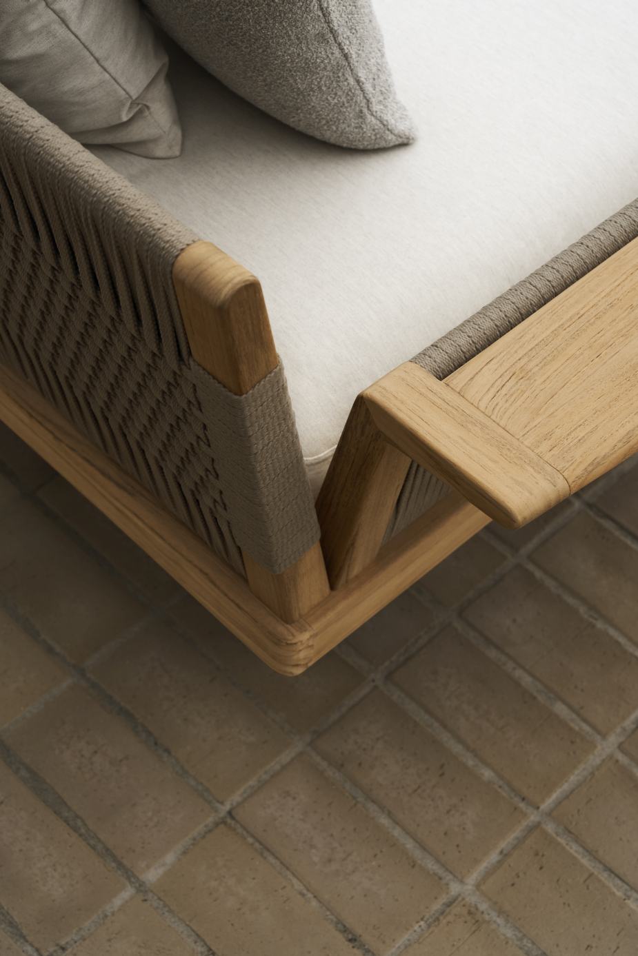 Detailaufnahme: Carl Hansen & Søn E511 Embrace Sofa Modul mit Teakholzrahmen, Kissen und geflochtener Rückenlehne.