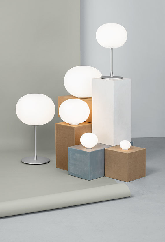 Glo Ball T1 Tischleuchte von Flos: Sphärische Designleuchte mit sanftem, diffusem Licht auf Sockeln.