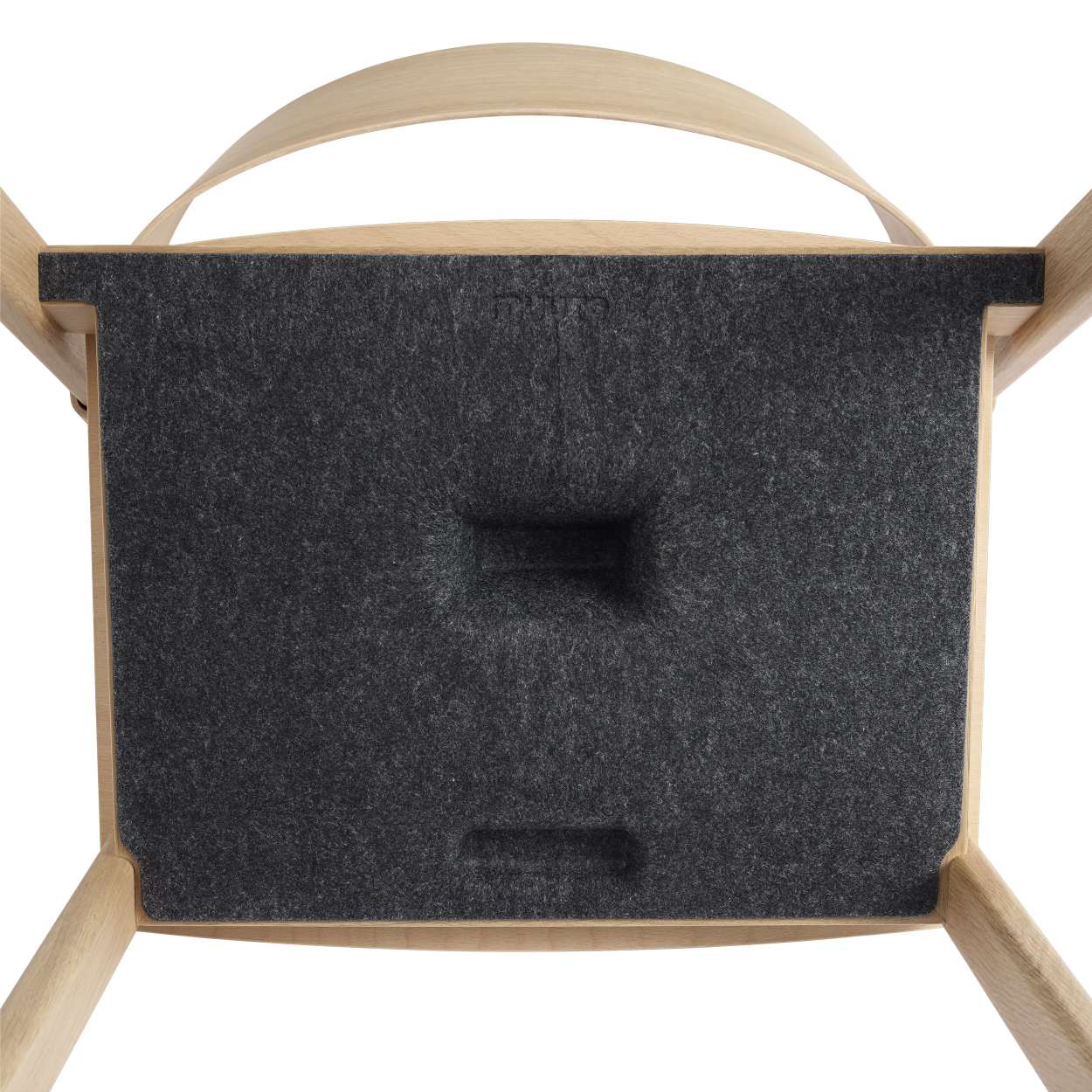 Detailaufnahme des Muuto Cover Side Chair Stuhls mit grauer Sitzfläche und hellem Holzgestell von unten.