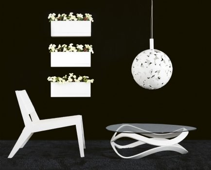 Newton Sofa Tisch von Karl Andersson & Soener: Runder Couchtisch mit Glasplatte und weißem Untergestell.
