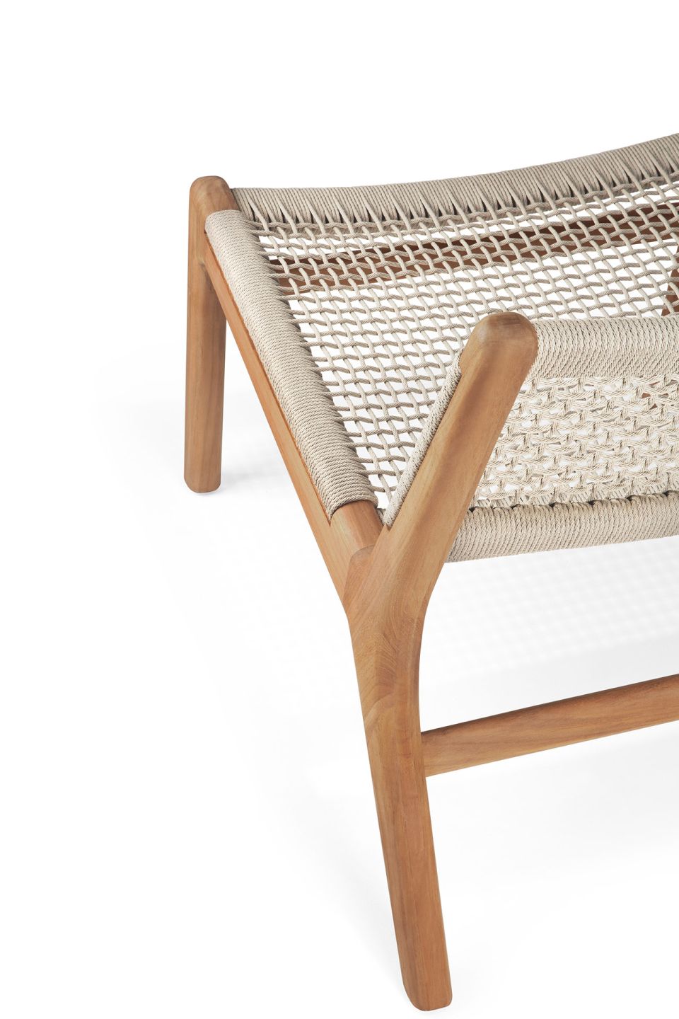 Detailaufnahme des Jack Outdoor Loungesessels von Ethnicraft: Teakholzrahmen mit beige Kordelgeflecht für entspannte Stunden im Freien.