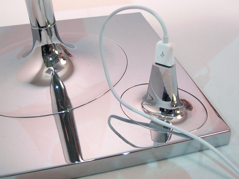 Detailaufnahme der Basis der Bibliotheque Nationale Stehleuchte von Flos mit USB-Ladeanschluss und Kabel.