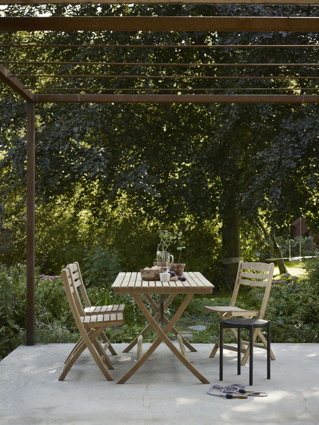 Selandia Chair Stuhl von Skagerak by Fritz Hansen, Outdoor-Möbel aus Teakholz auf einer Terrasse.
