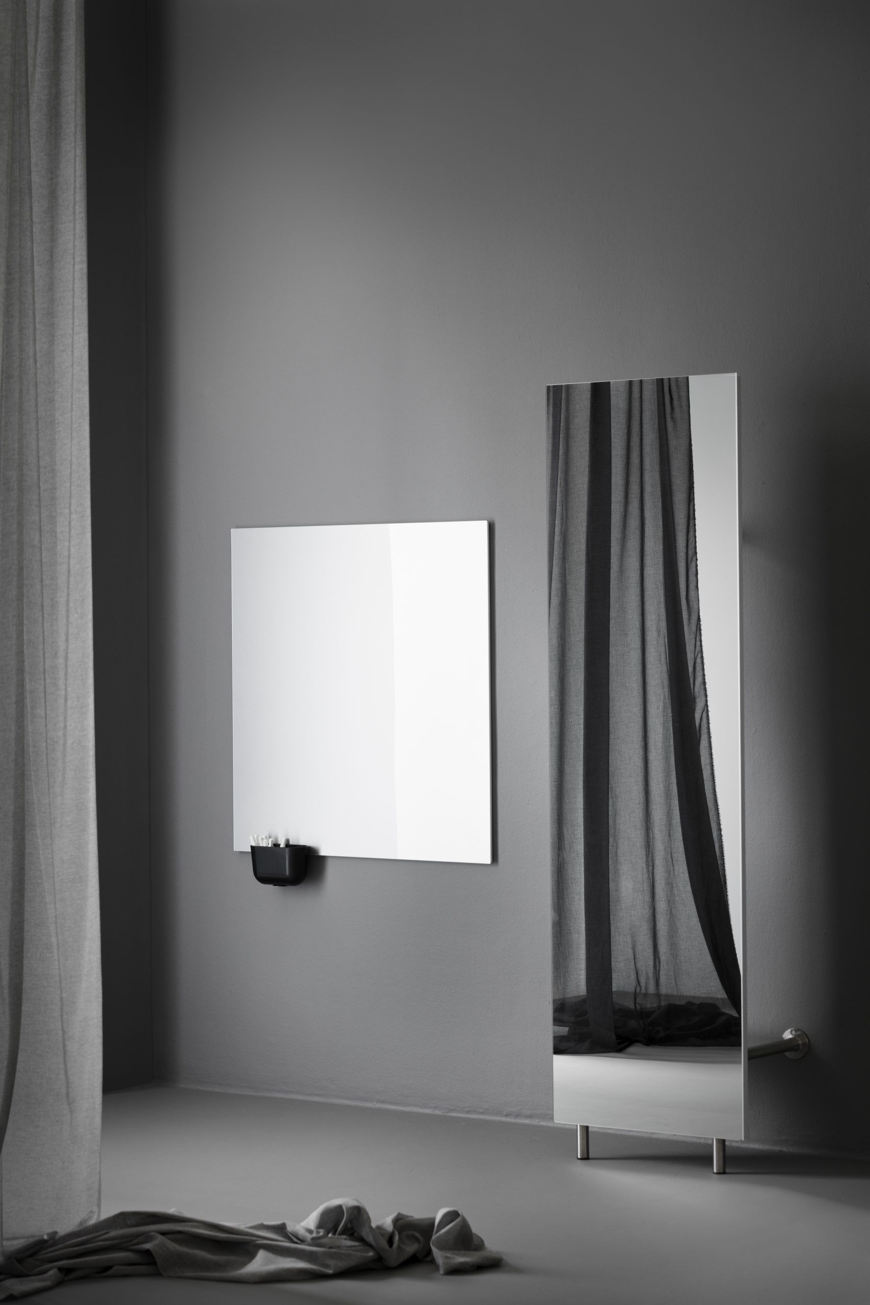 Minimalistisches Interieur mit Chat Board Classic Wandtafel, magnetisch, in Weiß, mit Stifthalter an grauer Wand.