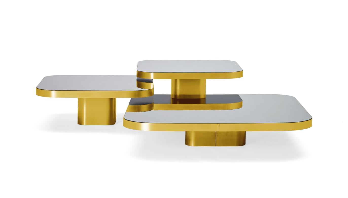 ClassiCon Bow Coffee Table No. 3 mit goldfarbenem Gestell und hellgrauen Tischplatten, modernes Design.