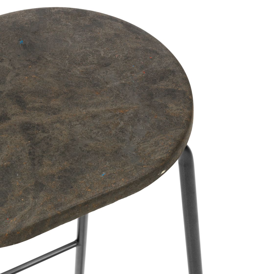 Detailaufnahme: Dunkler Earth Stool Barhocker von Mater Waste, Höhe 74 cm. Nachhaltiger Hocker.