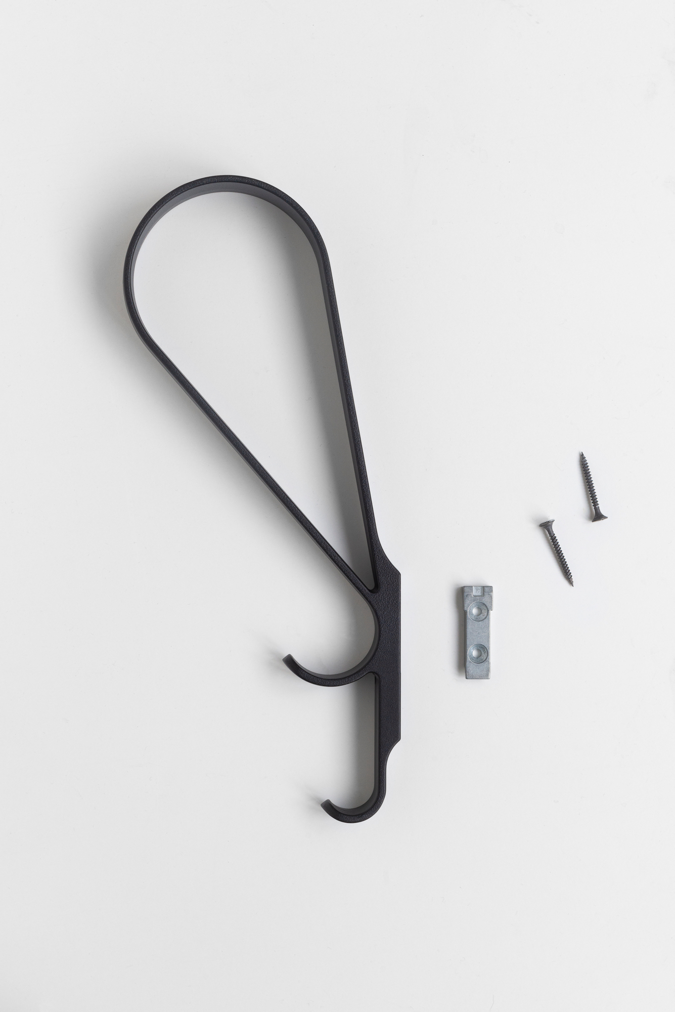 Schwarzer Tupla Wandhaken von Artek mit Montageplatte und Schrauben auf weißem Hintergrund, Top-Ansicht.