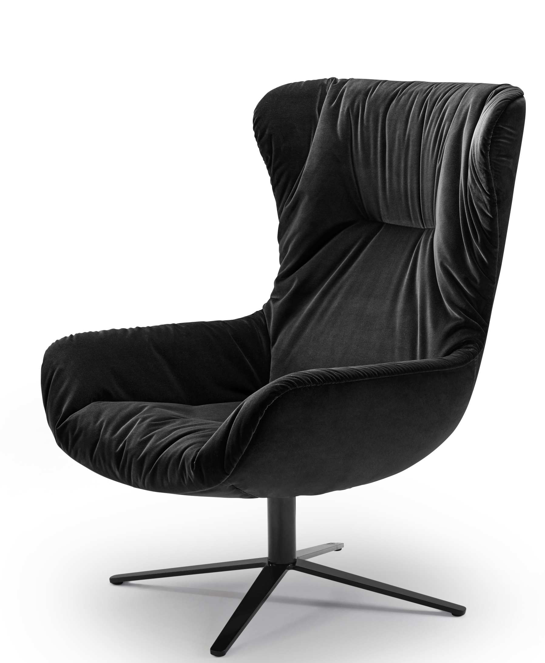 Schwarzer Leya Wingback Ohrensessel der Freifrau Manufaktur mit Samtbezug und Drehfuß für modernes Wohnen.