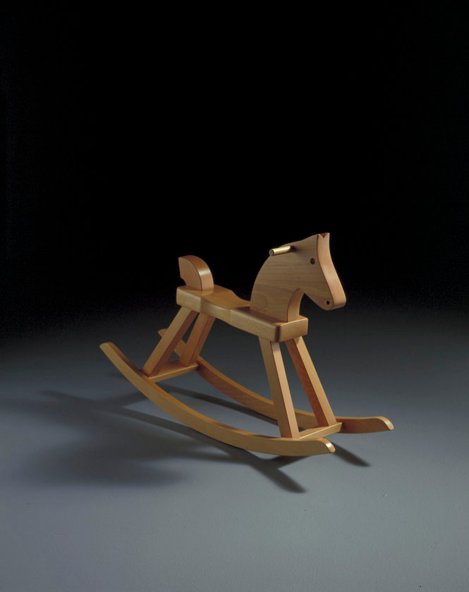 Helles Holz Schaukelpferd von Kay Bojesen, klassisches Design Kinderspielzeug für das Kinderzimmer.
