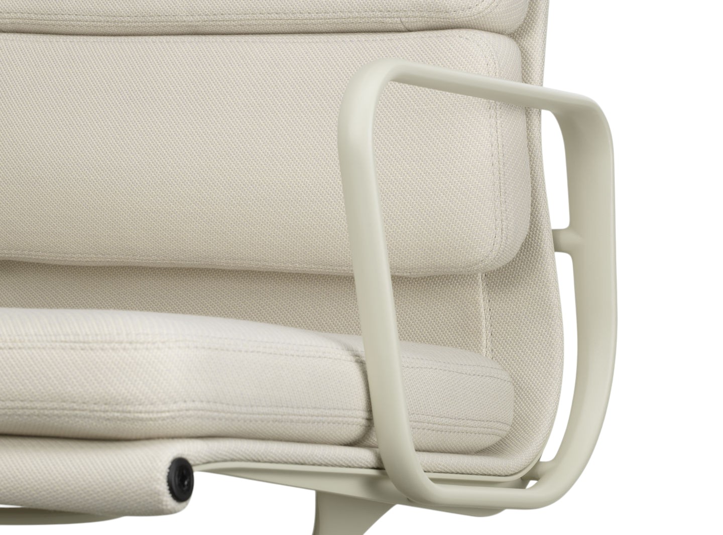 Detailaufnahme des Soft Pad Chair EA 208 von Vitra in Beige, Armlehne und Polsterung.