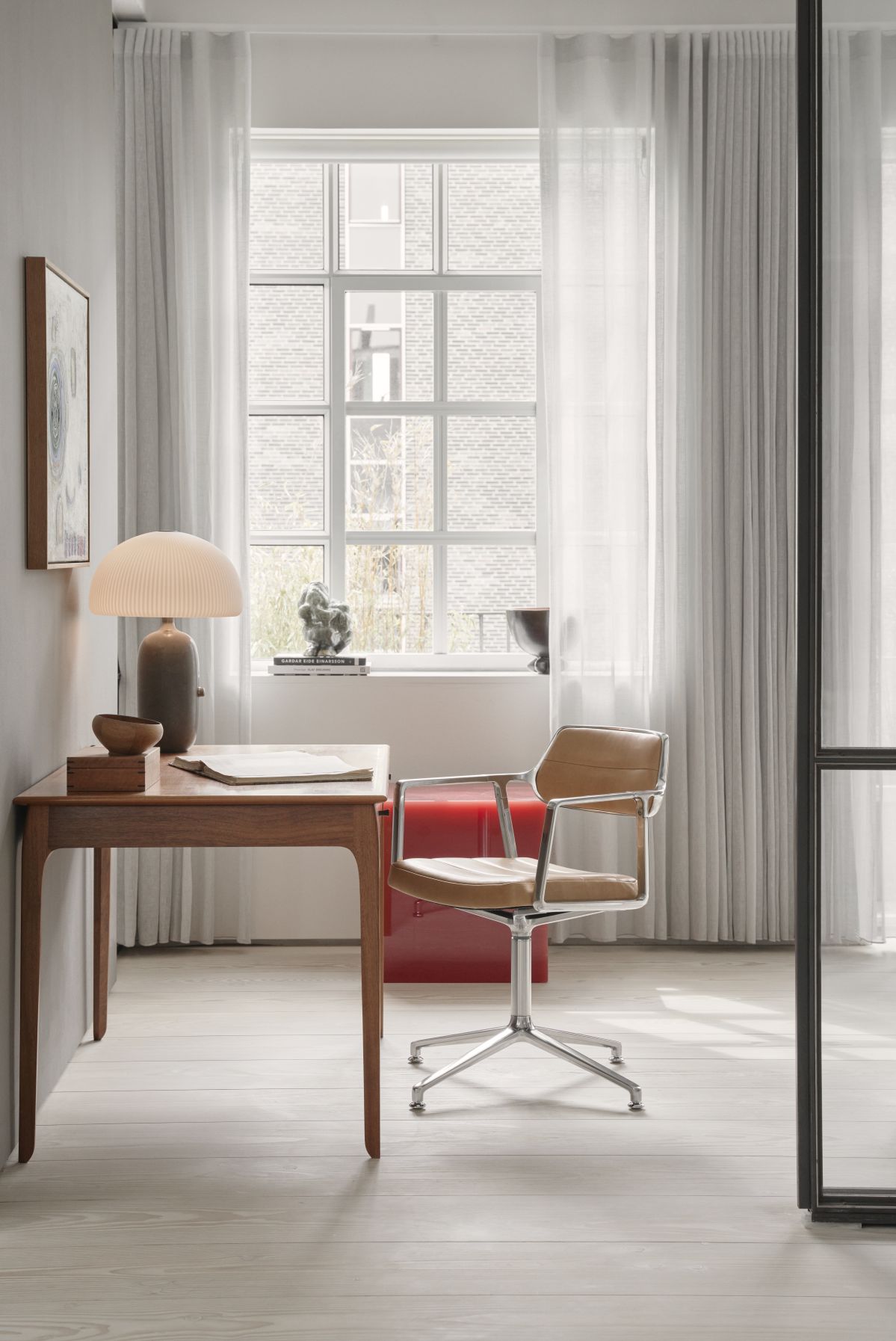 Vipp 453 / Vipp453 Draaistoel DONKERZAND TEXTIEL / GEPOLIJST ALUMINIUM FRAME MET WIELTJES Vipp UNIEK EXEMPLAAR