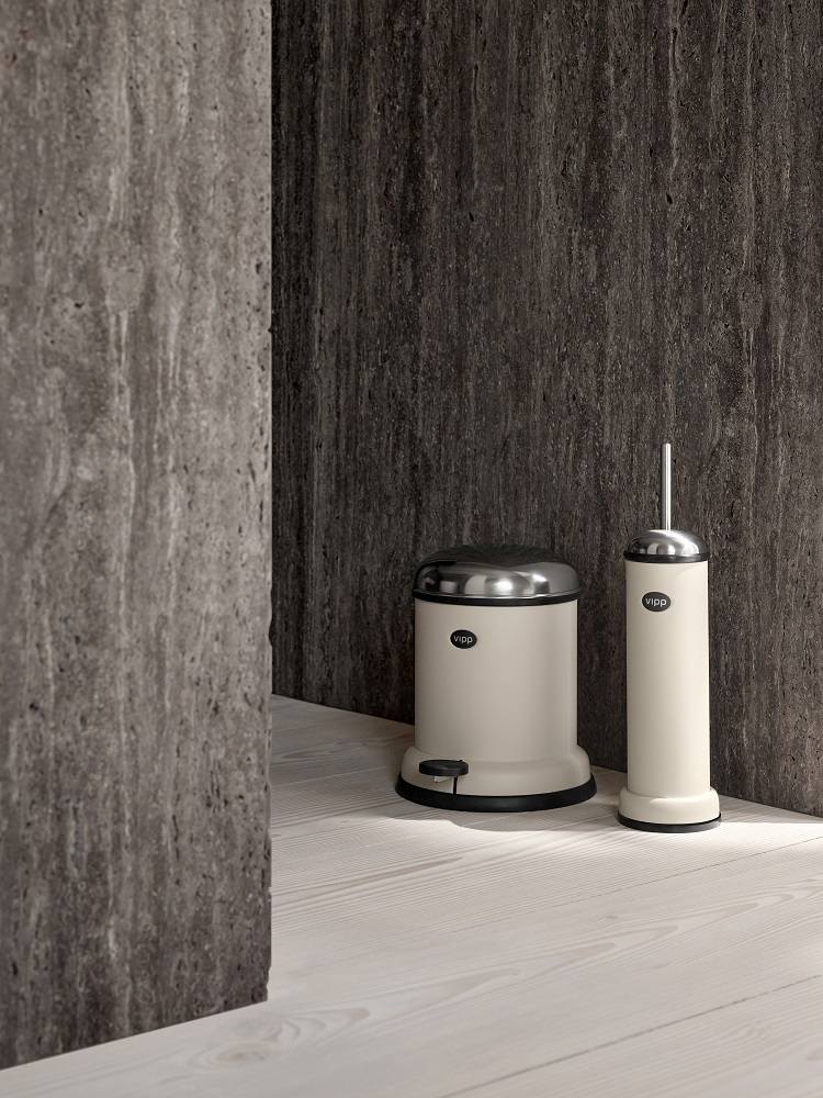 Beiger Vipp Treteimer 4 Liter mit passender WC-Bürste vor einer dunklen Wand.